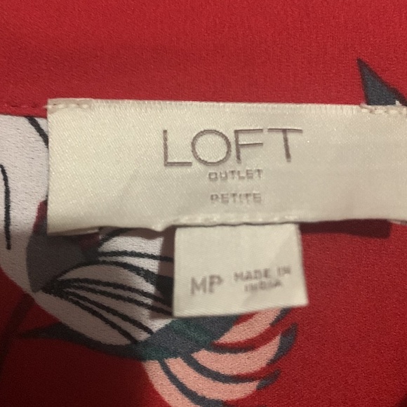 Loft top red floral hidden button up collar blouse with front pockets size MP - Picture 3 of 10